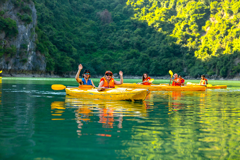Chèo kayak trong tour vịnh Lan Hạ 1 ngày